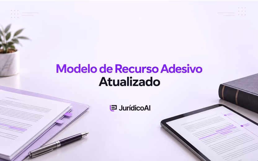 Capa sobre modelo de recurso adesivo atualizado, com documentos, caneta e tablet exibindo trechos destacados em roxo.