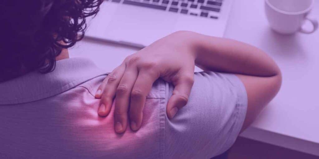 Pessoa com fibromialgia trabalhando 
