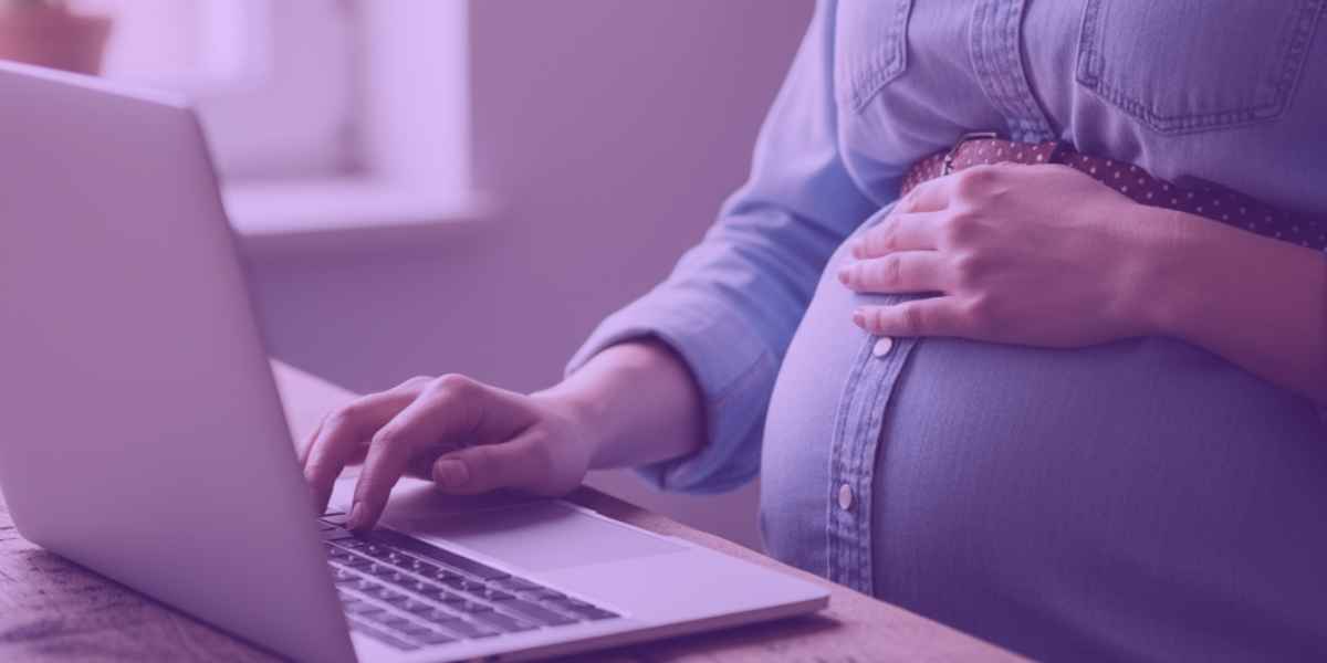 Mulher grávida pesquisando sobre o salário-maternidade