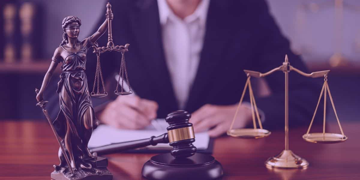 Advogada lendo sobre a decisão do CNJ que proíbe cartórios de exigir validade em procurações.