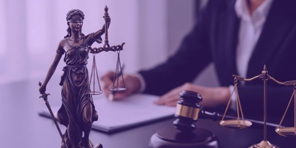 Uma advogada lendo que o STF autorizou a recuperação extrajudicial de bens em caso de inadimplência.