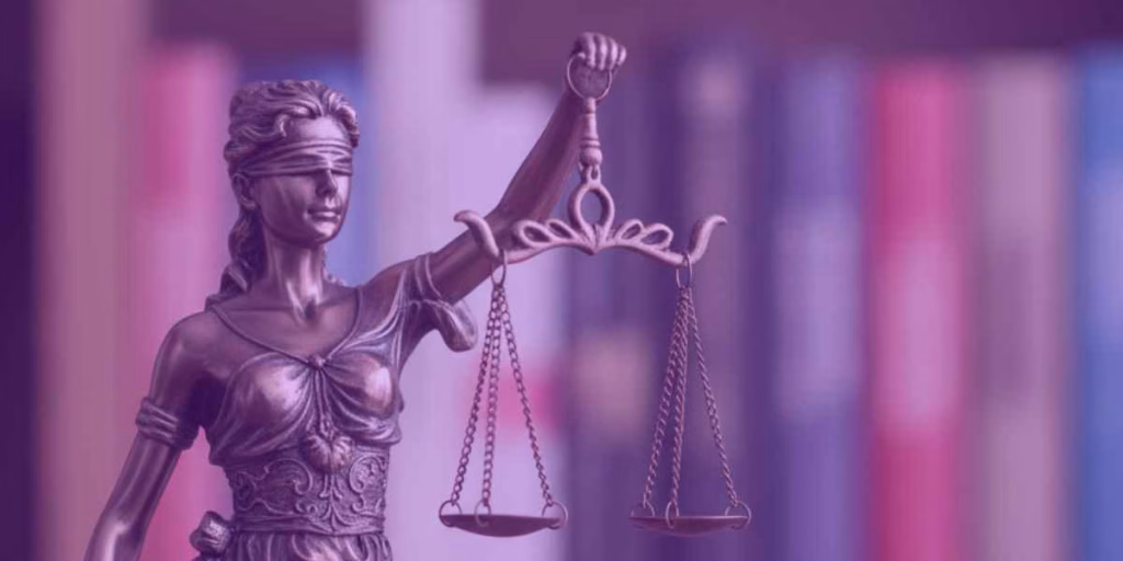Estátua da justiça representando uma alienação fiduciária