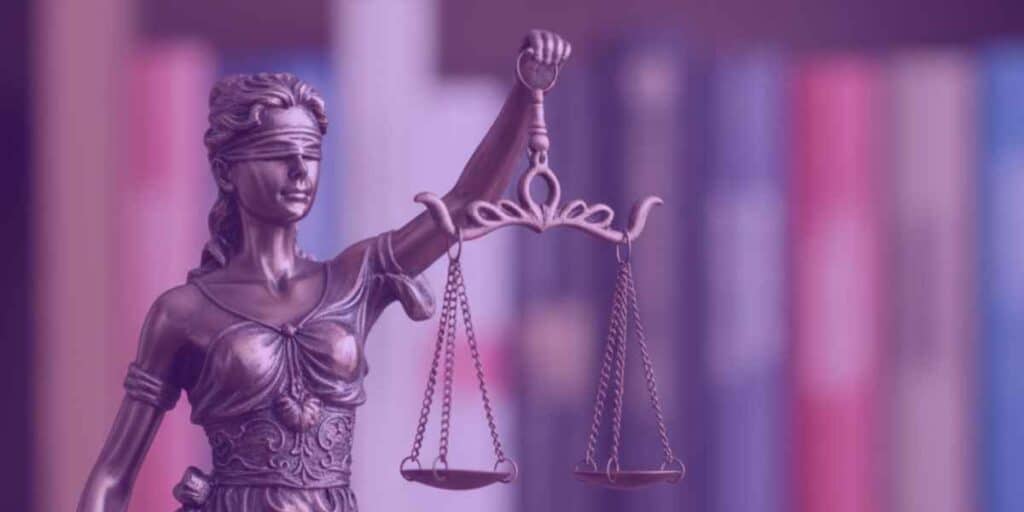 Estátua da justiça representando uma alienação fiduciária