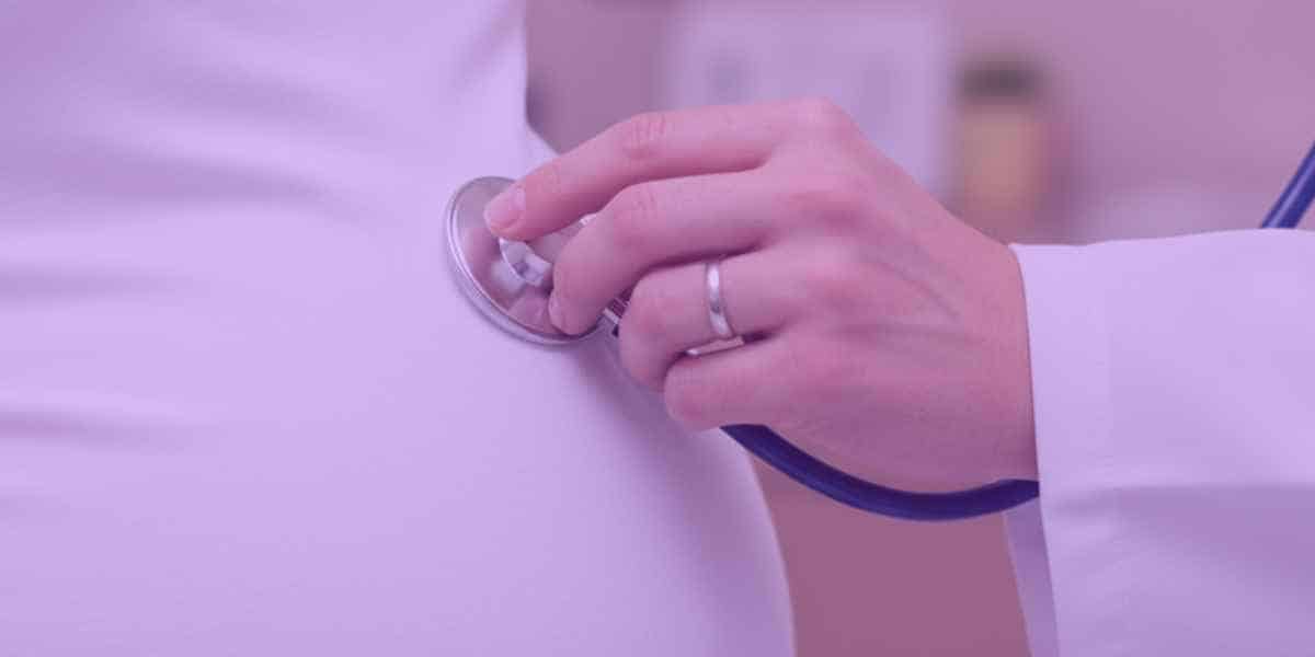 Alimentos Gravídicos: Uma mulher grávida se consultando.