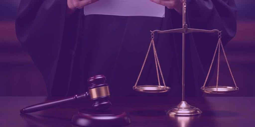 Juiz lendo sobre as alterações promovidas pela Lei 14.994/2024