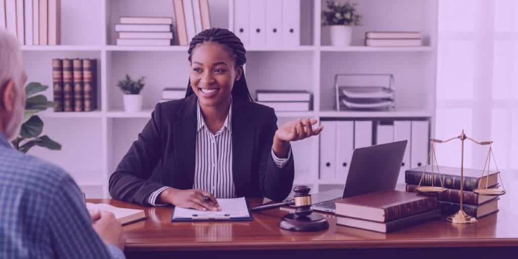 Advogada, conversa com o cliente sobre as regras definidas pela Receita Federal para a transação tributária em contencioso administrativo.
