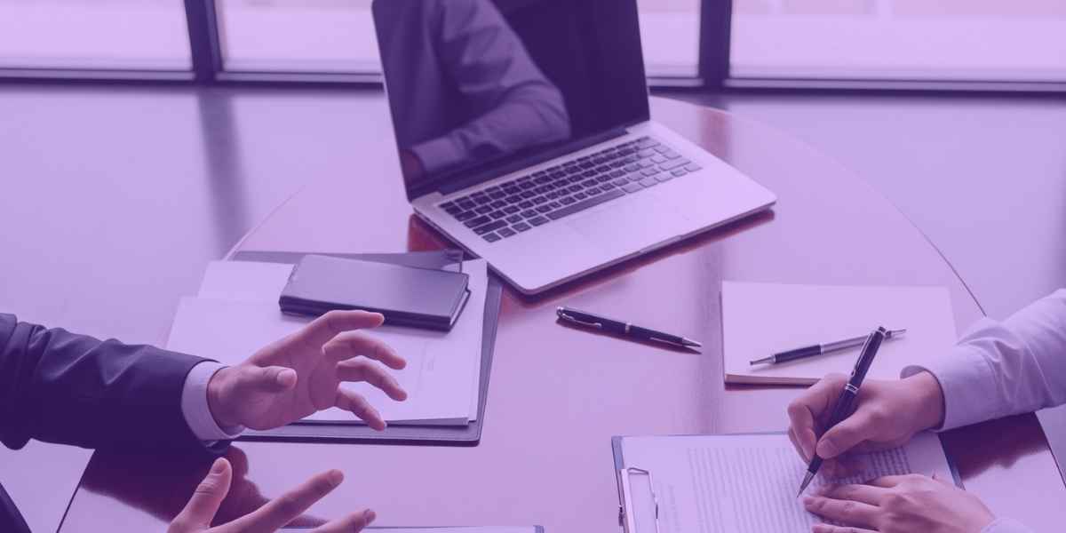 Advogados estudando sobre revelia no cpc
