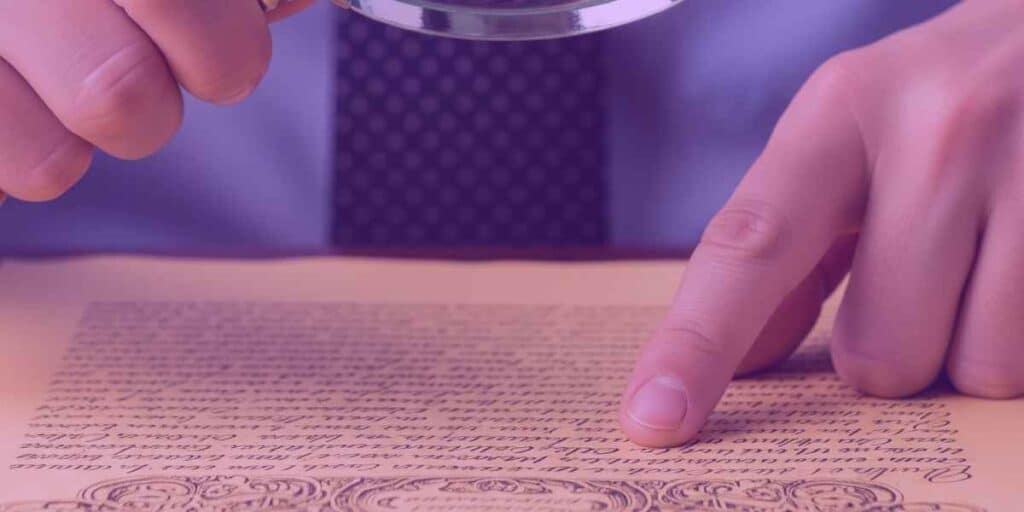 Advogado analisando um contrato manualmente antes de descobrir a ferramenta da Jurídico AI