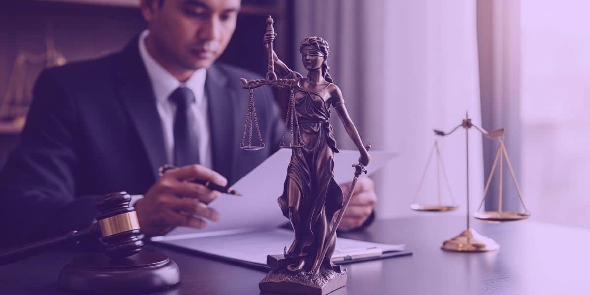 Advogado lendo a matéria: STJ define que o valor da causa não pode ser alterado em juízo de retratação.