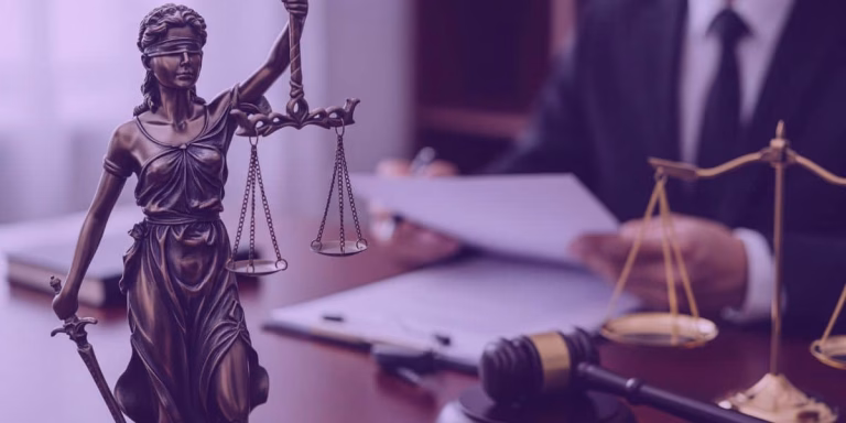 Advogado lendo sobre que o STJ fixou teses sobre exceção à impenhorabilidade do bem de família.