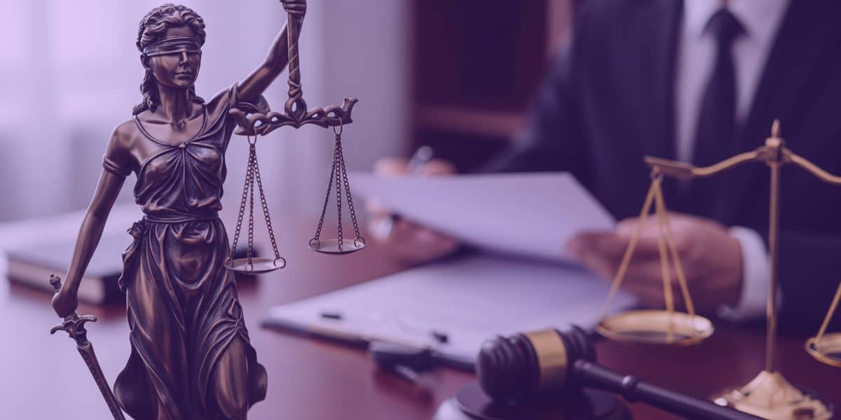 Advogado lendo sobre que o STJ fixou teses sobre exceção à impenhorabilidade do bem de família.