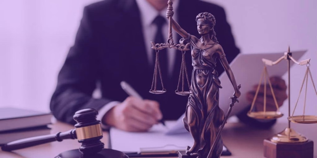 Advogado lê matéria: STJ decide que valor da causa não pode ser alterado em juízo de retratação.