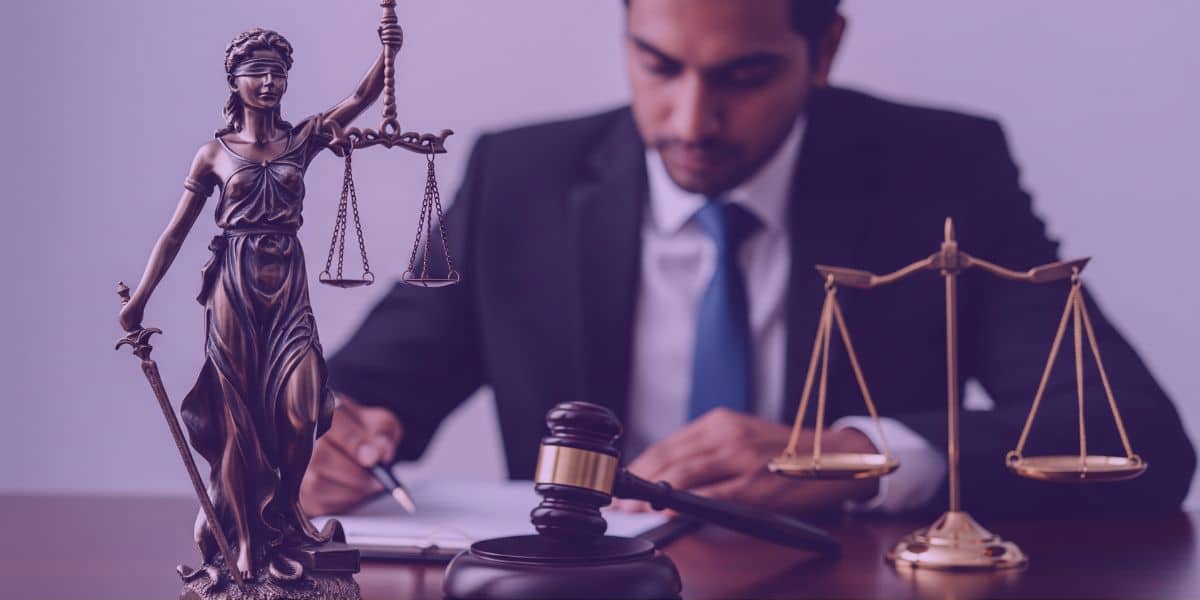 Advogado lendo sobre o STJ ter definido o prazo de 5 dias para pagar dívida fiduciária inicia na execução da liminar de busca e apreensão, em ações de alienação fiduciária.