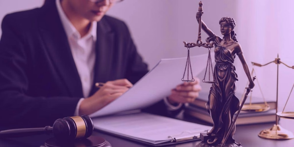 Advogada se atualiza sobre decisão do STJ que admite a partilha de bem superveniente após a contestação no divórcio.