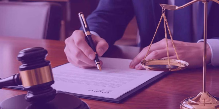 Advogado analisando um trânsito em julgado