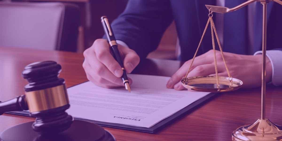 Advogado analisando um trânsito em julgado