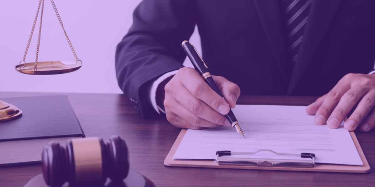 Advogado simplificando sua criação de peças processuais com IA