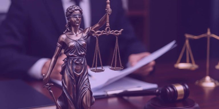 Advogado lendo sobre os 11 novos precedentes vinculantes fixados pelo TST na Justiça do Trabalho.