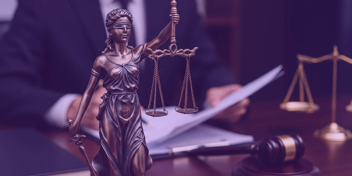 TST fixa 11 novos precedentes vinculantes na Justiça do Trabalho Advogado lendo sobre os 11 novos precedentes vinculantes fixados pelo TST na Justiça do Trabalho.