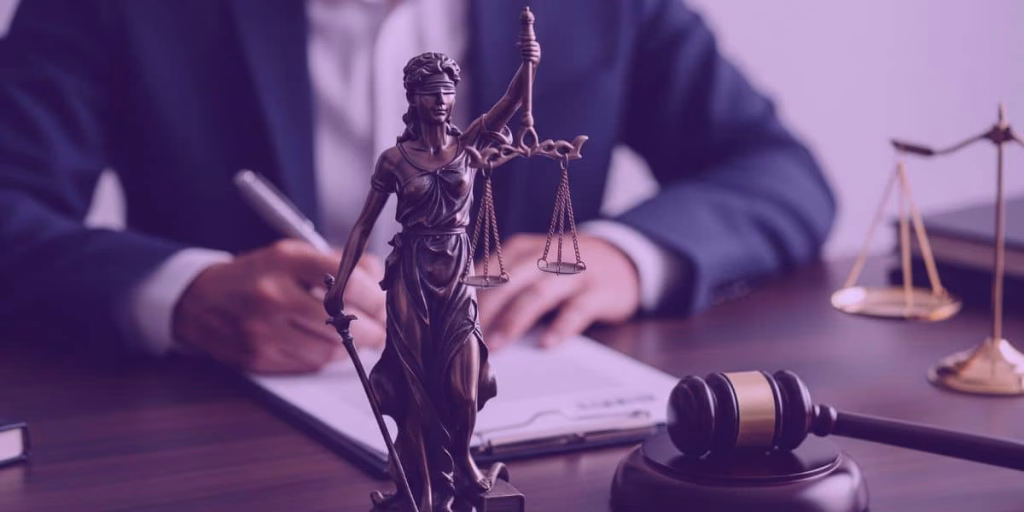 Advogado lê sobre os 11 novos precedentes vinculantes definidos pelo TST na Justiça do Trabalho.