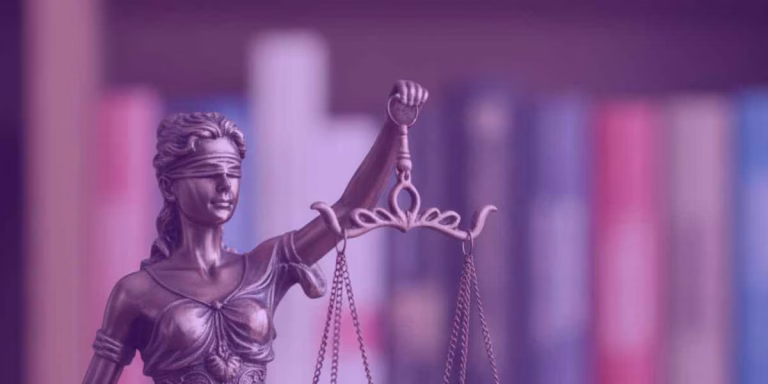 Imagem da deusa da justiça que representa a melhor ia para contratos