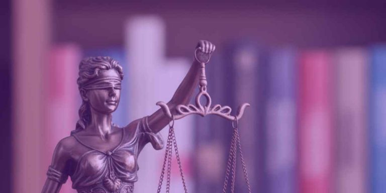 Imagem da deusa da justiça que representa a melhor ia para contratos