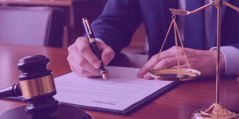 Advogado pensando como citar jurisprudência na petição