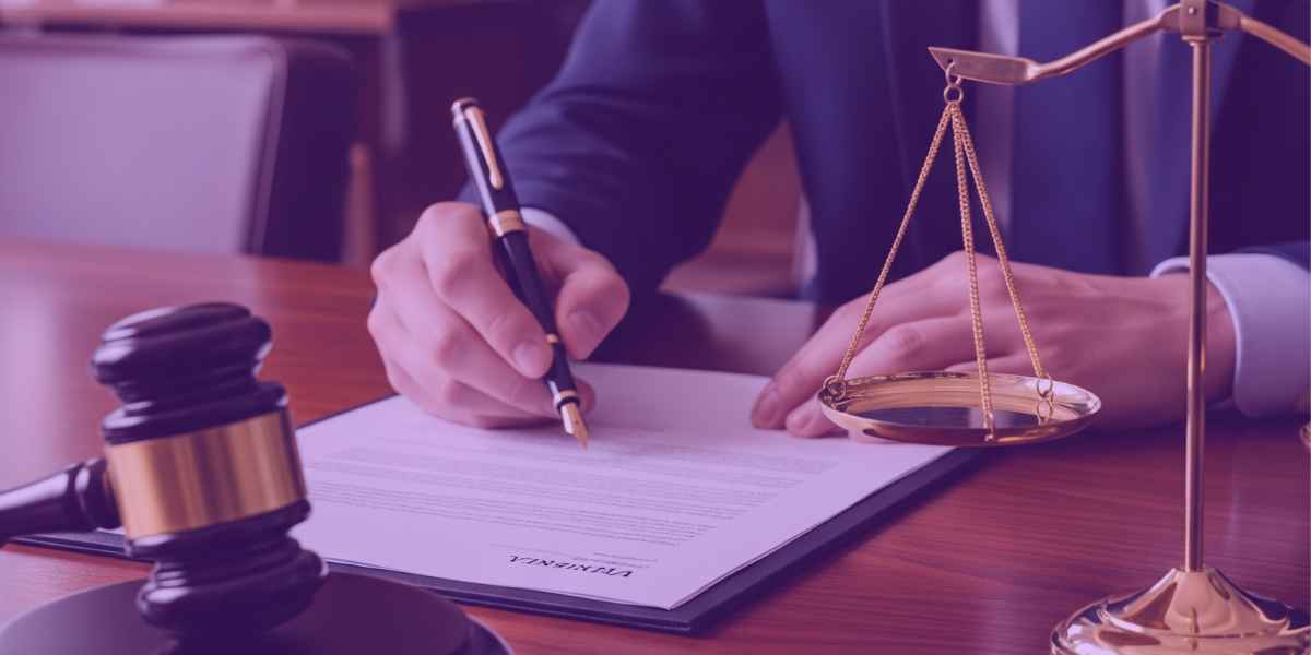 Advogado pensando como citar jurisprudência na petição