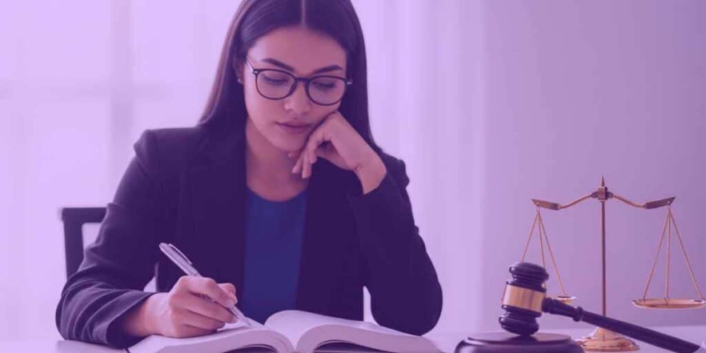 Advogada lendo como fazer contrarrazões ao recurso de revista na Jurídico AI