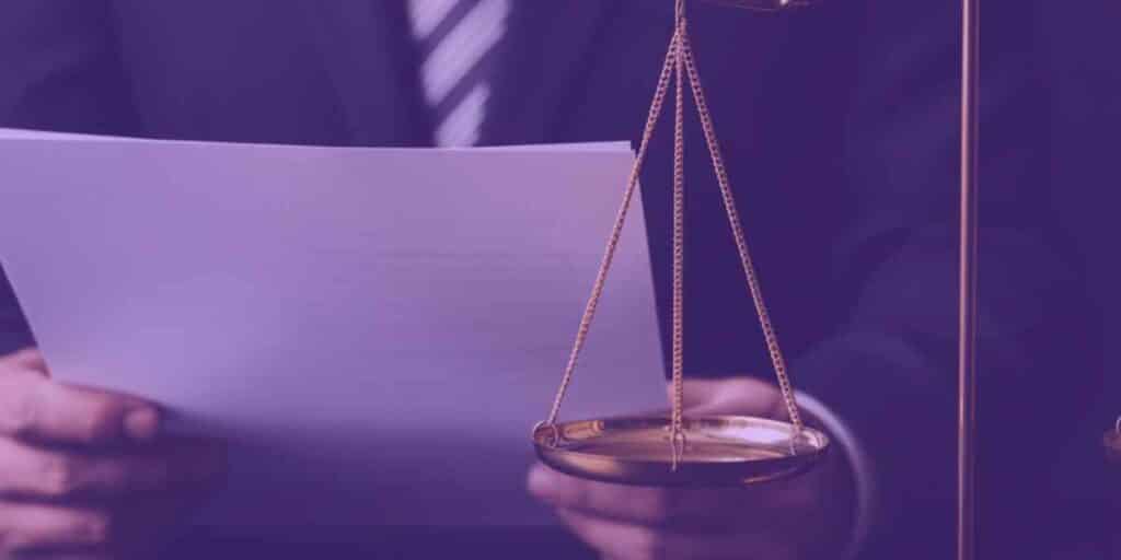 Advogado analisando contrato que foi feito pela melhor inteligência artificial para contratos