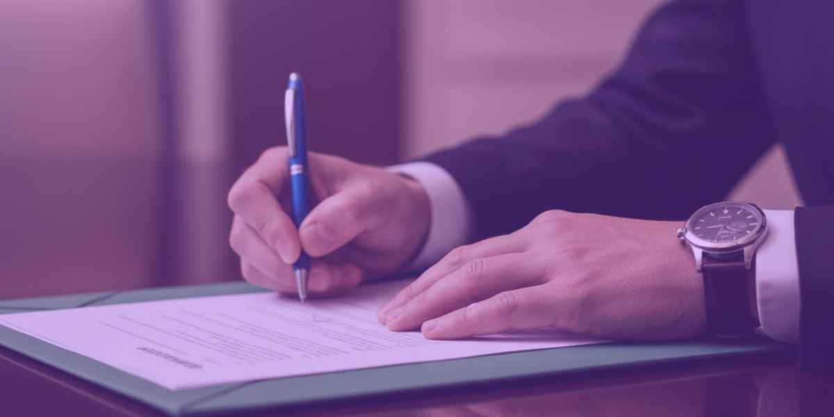 Advogado assinando um pedido de indulto natalino