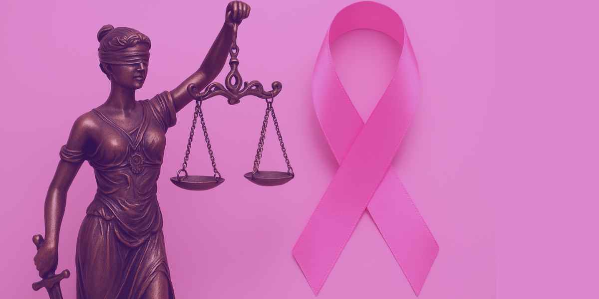 Imagem da deusa da justiça representando a relação do direito com o outubro rosa