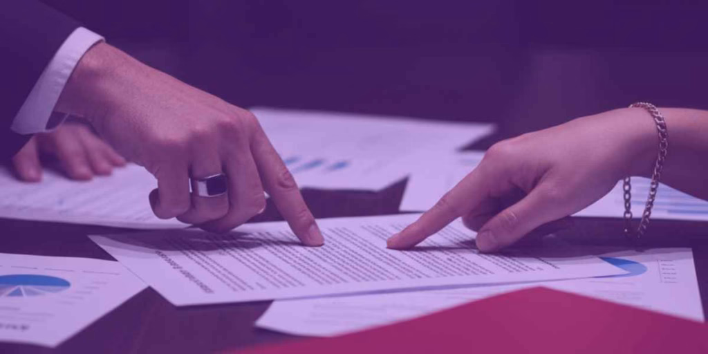 Advogados analisando uma emenda a inicial
