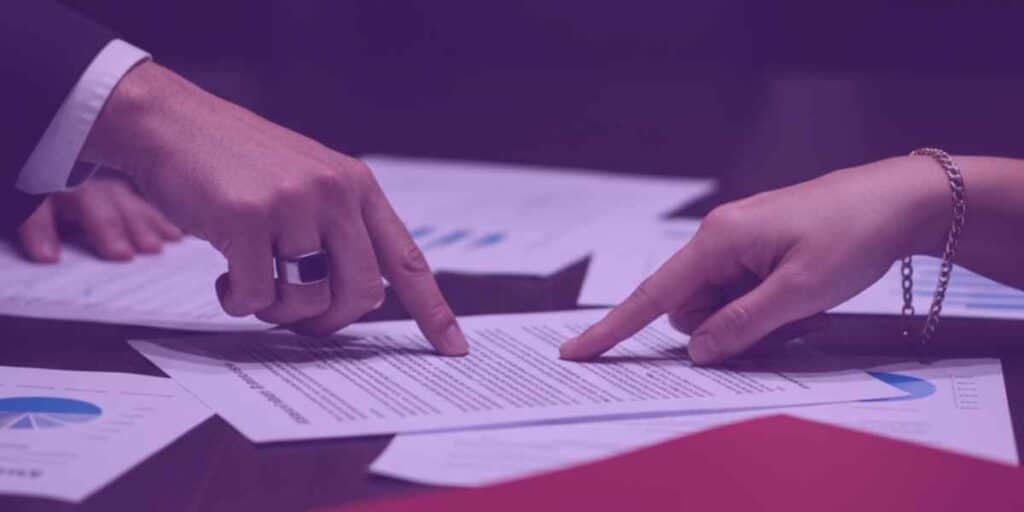 Advogados analisando uma emenda a inicial