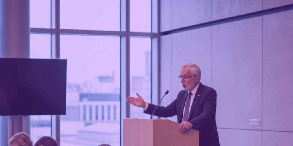 Advogado explicando sobre uma ação de impugnação de mandato eletivo