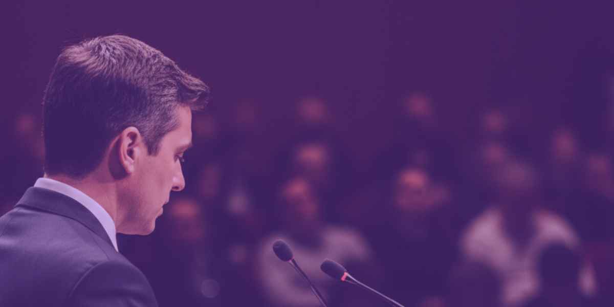 Candidato dando uma palestra sobre a Ação de impugnação de Mandato Eletivo que ele esta enfrentando