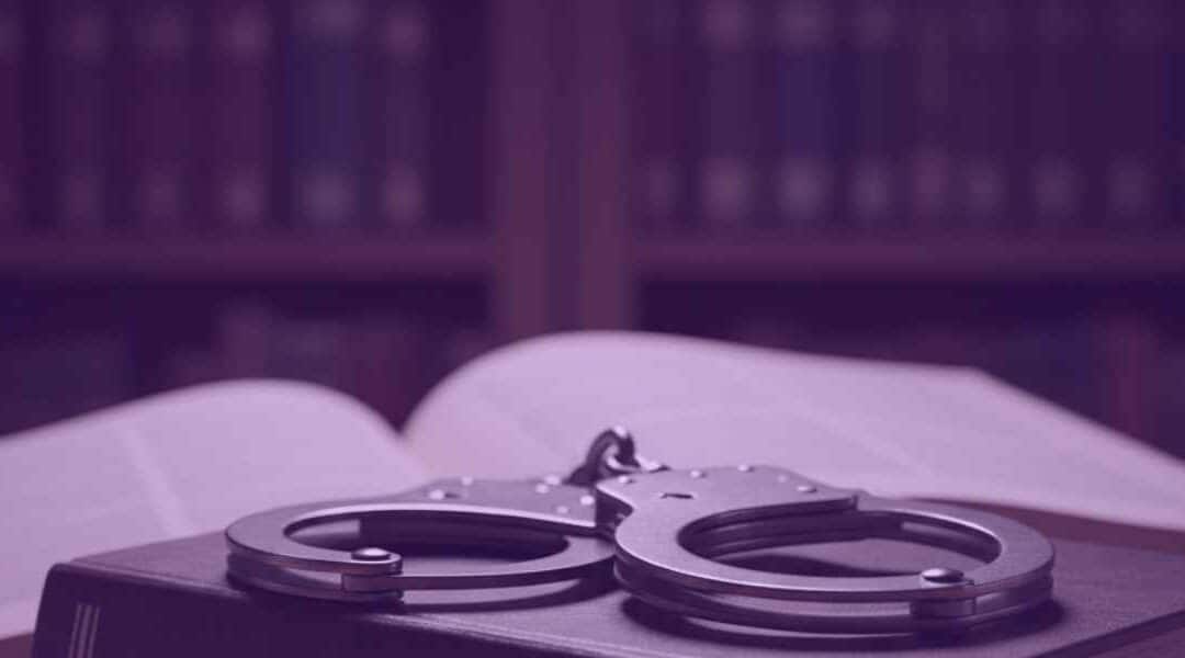 Lei 15.272/2025 altera CPP com novas regras sobre prisão preventiva, audiência de custódia e coleta de DNA.