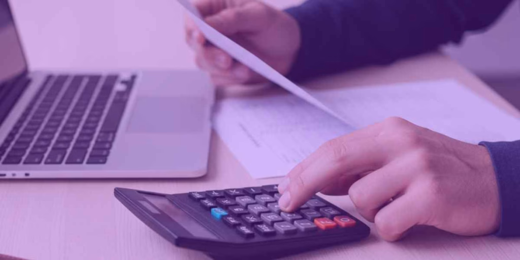 Advogado calculando créditos que vai receber com sua habilitação de crédito retardatária