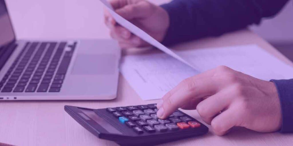 Advogado calculando créditos que vai receber com sua habilitação de crédito retardatária