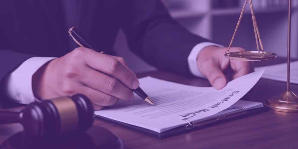 Advogado lendo sobre Ação de Impugnação de Registro de Candidatura na Jurídico AI