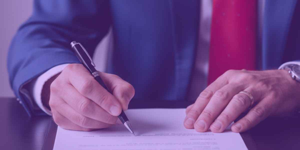 Ação de Impugnação de Registro de Candidatura Advogado assinando Ação de Impugnação de Registro de Candidatura