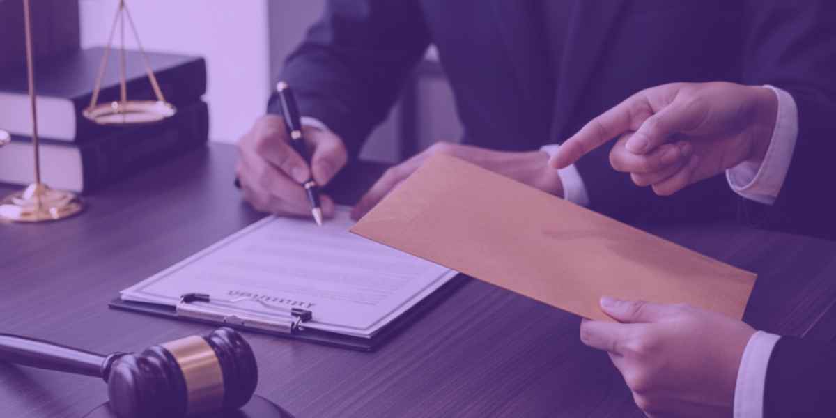 Advogado assinando uma Defesa Prévia Criminal
