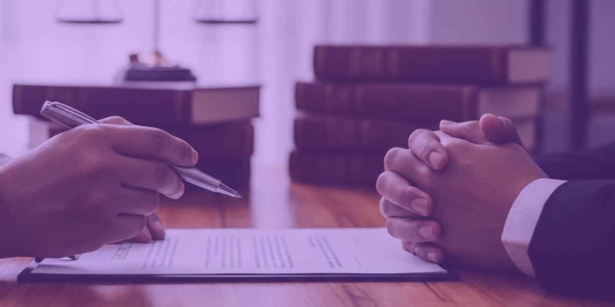 Advogados conversando sobre uma notificação extrajudicial