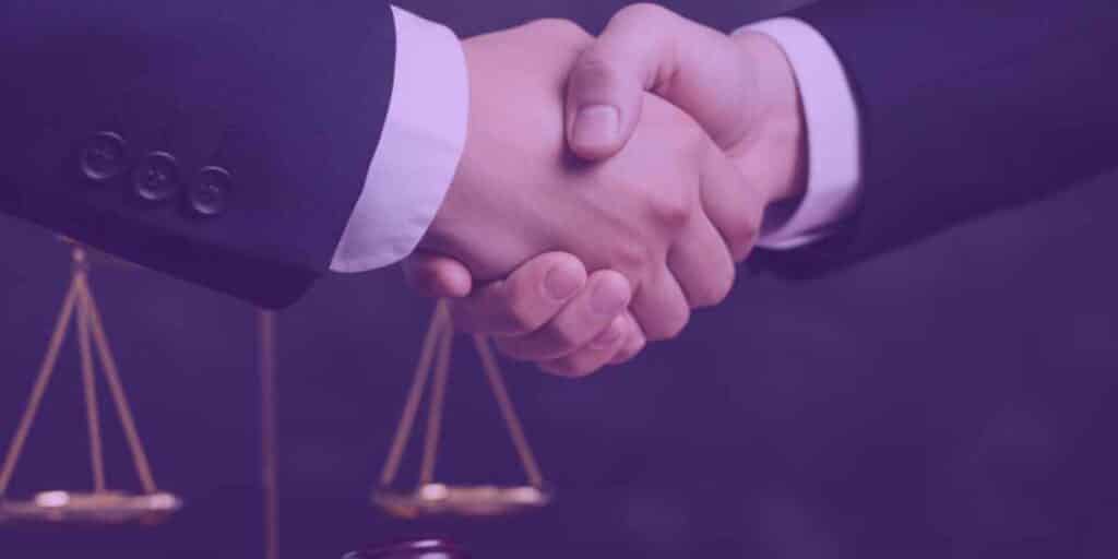 Advogado combinando com o segurado de fechar um contrato