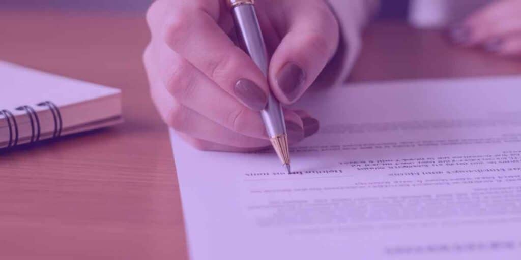 Notificação de descumprimento contratual sendo redigida