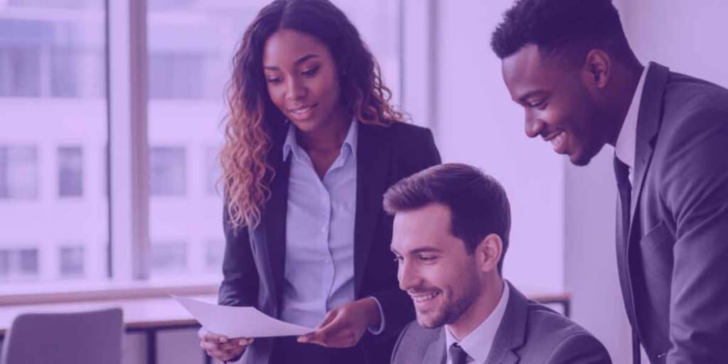 Advogados lendo sobre juntada de petição no blog da Jurídico AI