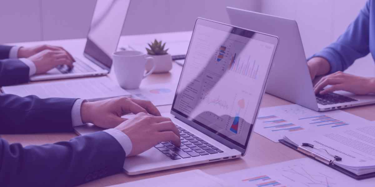 Advogado redigindo uma juntada de petição