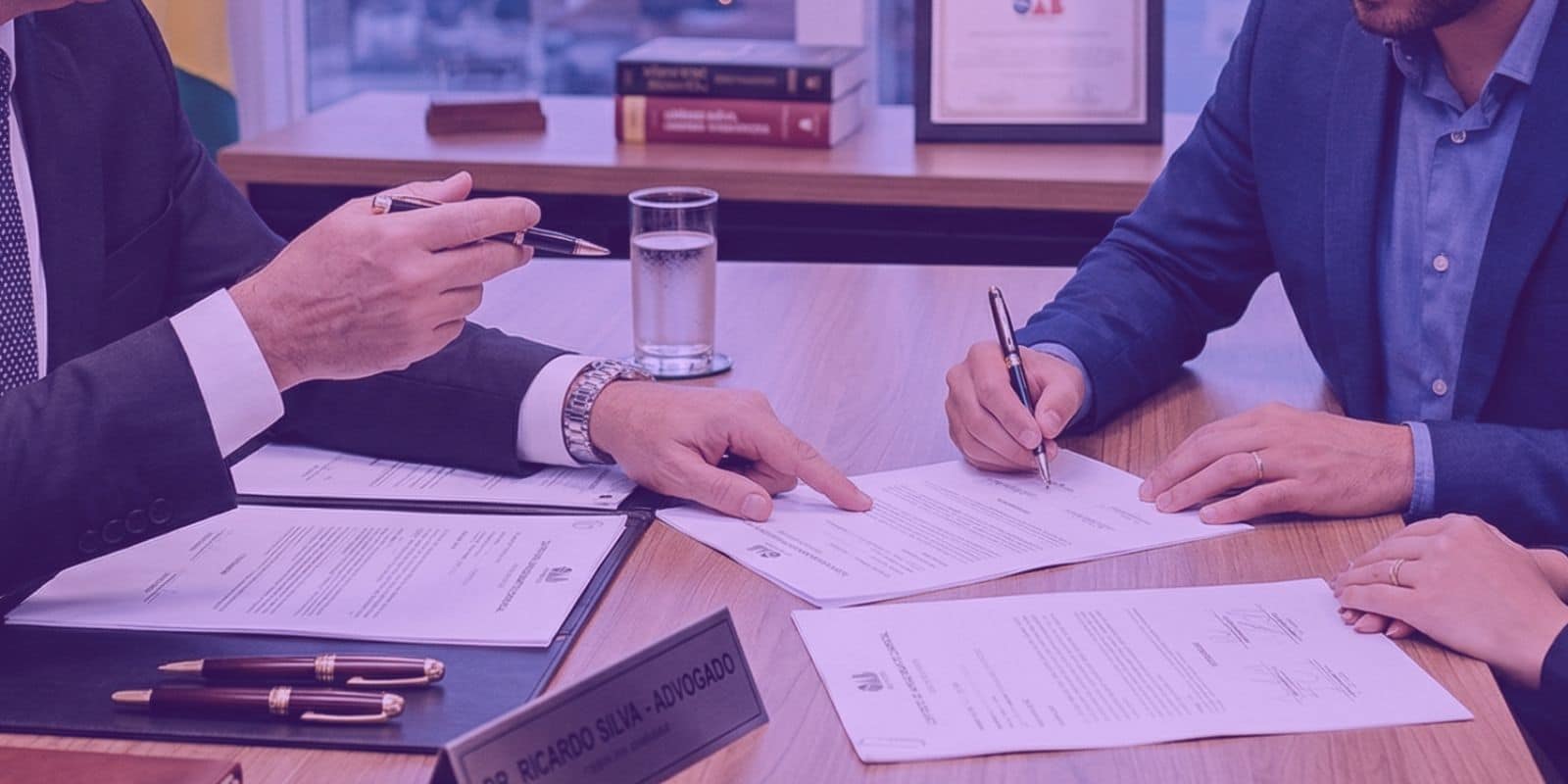 Advogados conversando sobre contrato de arrendamento comercial