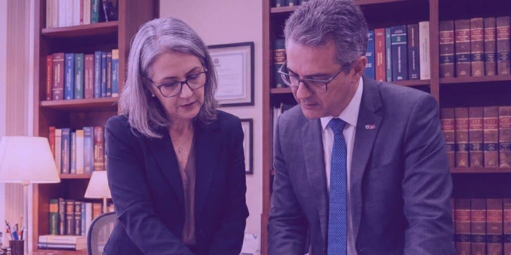 Advogados lendo uma exceção de pre executividade trabalhista