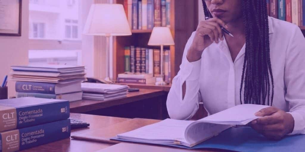 Advogada lendo sobre o pedido de reconsideração de despacho
